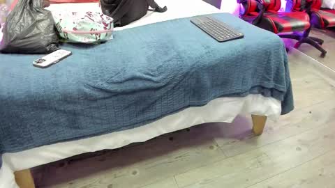 Kendra London online show from February 3, 11:15 am