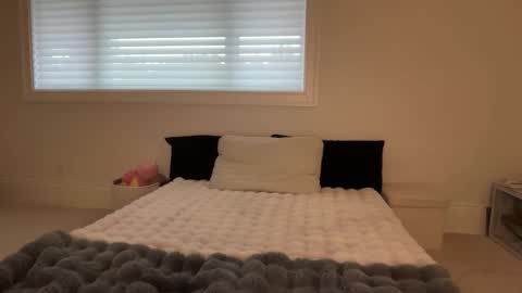 kenziesmithh online show from December 3, 8:22 pm