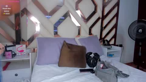 Keila Milf online show from December 18, 3:00 am