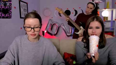 khloebeauty online show from February 7, 9:07 pm