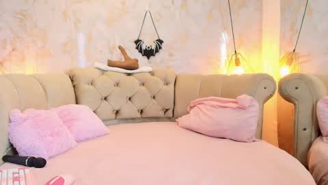 Khloe online show from October 8, 6:07 am