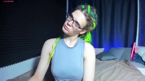 Snapshot of kiki_krash chatting on October 2, 9:58 am Kiki online show from October 2, 9:58 am