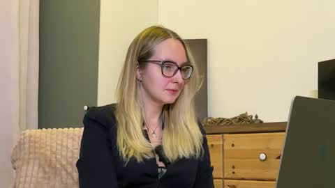 Kira Dea online show from November 17, 4:08 pm