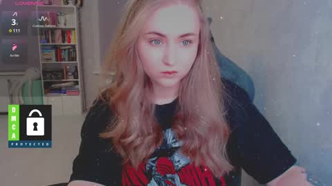 Snapshot of kira_love_sleep chatting on February 22, 5:20 pm you know thumb up me please its important online show from February 22, 5:20 pm