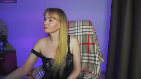 kirasweetlove2205 online show from May 17, 7:24 pm