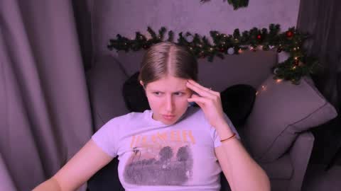 Snapshot of kirraa_ chatting on December 9, 11:24 pm Kira online show from December 9, 11:24 pm