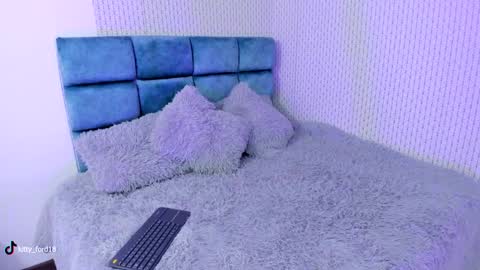 Snapshot of kitty_ford chatting on December 16, 3:11 pm Kitty online show from December 16, 3:11 pm