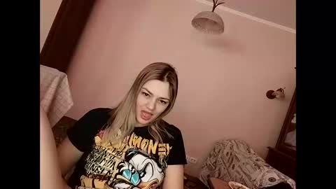 Snapshot of krisssexi chatting on February 5, 8:11 am KrissSexi online show from February 5, 8:11 am