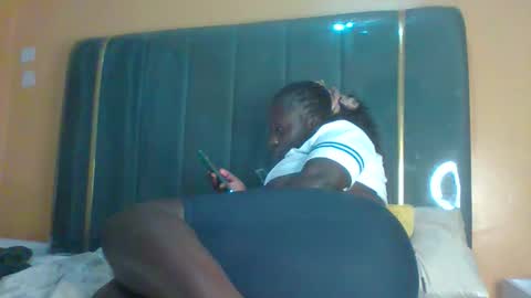 lindah32 online show from October 31, 7:07 pm