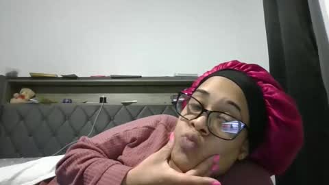 Snapshot of ladycinnabon chatting on February 24, 2:06 am Stephanie online show from February 24, 2:06 am