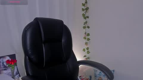 Lanna online show from January 5, 11:30 pm