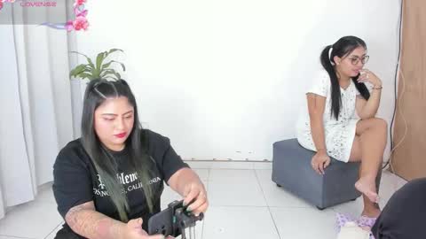 lapeligrosa_ online show from February 5, 12:19 pm