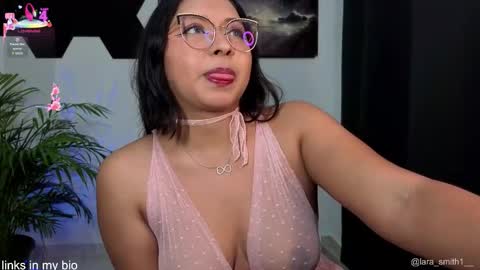 Snapshot of lara1__ chatting on October 21, 10:14 pm Lara online show from October 21, 10:14 pm
