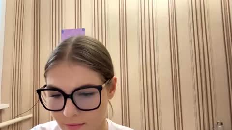 Mia online show from July 22, 2:40 pm