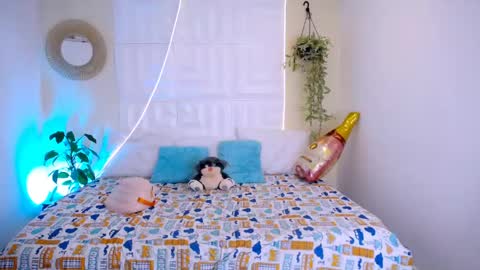 LAURA online show from May 4, 7:28 pm