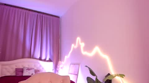 Laura online show from April 12, 9:17 pm