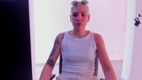 Snapshot of laura_r23 chatting on September 11, 5:57 pm Laura Rose online show from September 11, 5:57 pm
