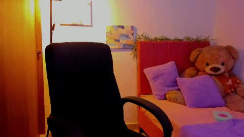 Laura Rose online show from April 1, 5:43 pm