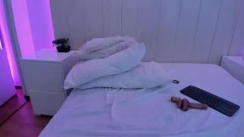 Laura online show from May 6, 1:48 pm