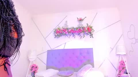 lauraaluccii online show from March 8, 12:50 pm