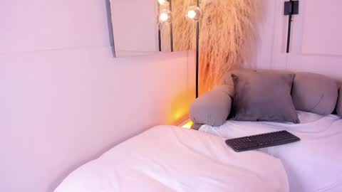 LauraCarther  online show from June 4, 6:01 pm