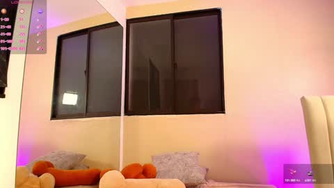 Snapshot of lauren_gil_ chatting on December 7, 12:08 am    1      online show from December 7, 12:08 am