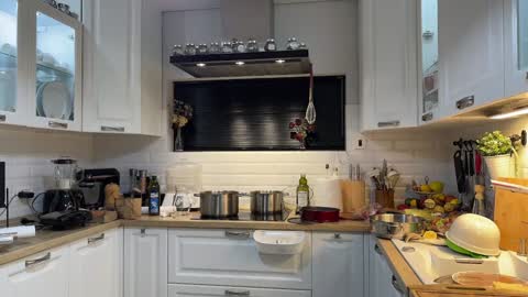 Lauren Brite online show from November 16, 8:42 pm