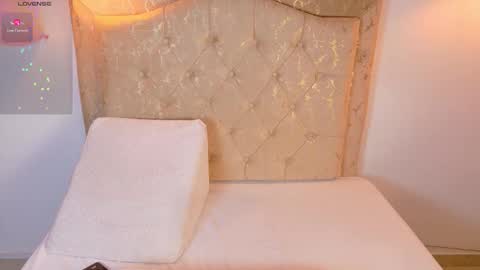 laurenn_smitth online show from February 18, 2:05 pm