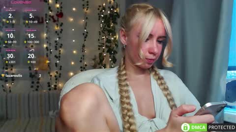 Snapshot of lavinell chatting on October 17, 12:52 pm Mia online show from October 17, 12:52 pm