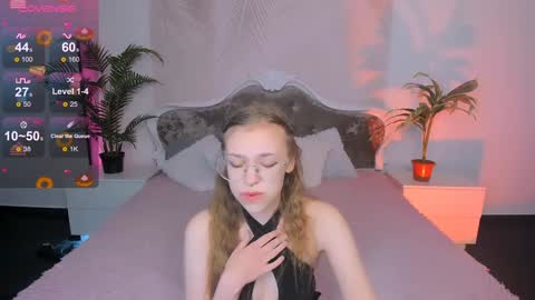 layriantavee online show from December 14, 7:29 am