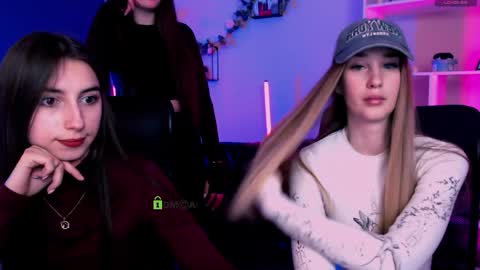 leslie_bird online show from March 25, 11:46 am