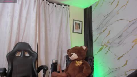 I am here from Monday to Friday from 730 am to 130 pm Colombia time and saturday from 500 am to 1000 am .... Soon Blue page online show from October 24, 10:00 am