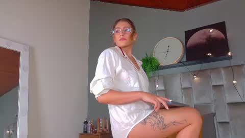 L I A   online show from July 7, 3:09 am