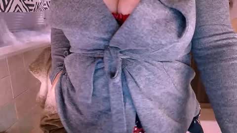 Snapshot of liahsofty chatting on October 22, 3:44 am miss Lia colection for travel online show from October 22, 3:44 am