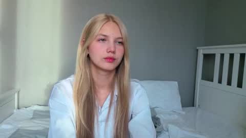 Snapshot of lil_tasty33 chatting on October 1, 10:42 am Emma online show from October 1, 10:42 am