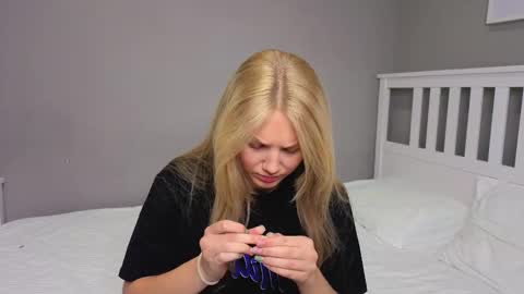 Snapshot of lil_tasty33 chatting on October 17, 9:56 am Emma online show from October 17, 9:56 am