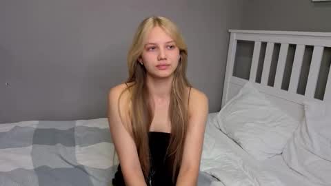 Snapshot of lil_tasty33 chatting on October 7, 10:08 am Emma online show from October 7, 10:08 am