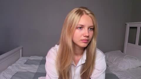 Snapshot of lil_tasty33 chatting on October 2, 10:53 am Emma online show from October 2, 10:53 am