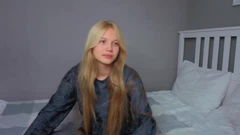 Snapshot of lil_tasty33 chatting on October 13, 9:45 am Emma online show from October 13, 9:45 am