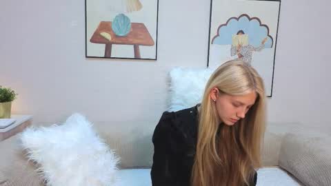 Snapshot of lil_tasty33 chatting on September 25, 12:04 pm Emma online show from September 25, 12:04 pm