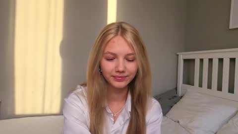 Snapshot of lil_tasty33 chatting on October 21, 9:57 am Emma online show from October 21, 9:57 am