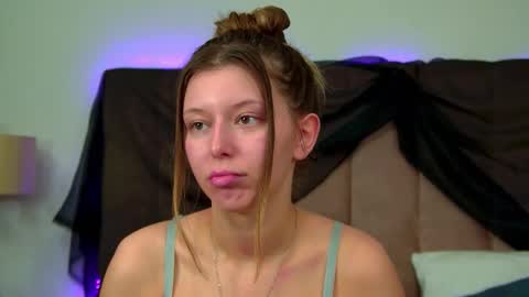 Mia online show from October 27, 6:31 am