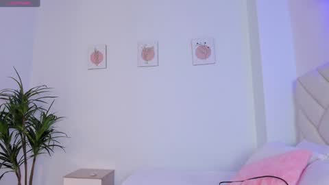 Snapshot of lily_evil chatting on January 13, 7:10 pm online show from January 13, 7:10 pm