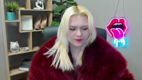 Lily online show from April 1, 1:41 pm