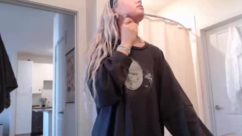 Lily Monroe online show from November 13, 1:43 pm