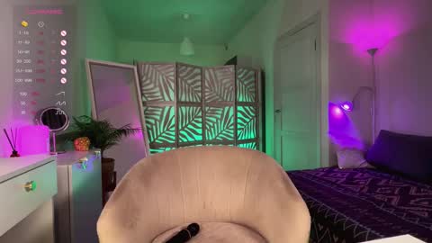 Lisa  online show from November 19, 8:20 pm