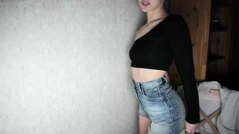 littleashleyy online show from December 16, 8:15 pm