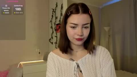 Snapshot of littlenight0wl chatting on October 11, 5:45 am Bella online show from October 11, 5:45 am