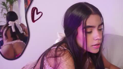 littletammy_ online show from December 4, 4:52 pm