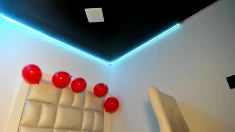 lola_js online show from March 19, 1:37 pm